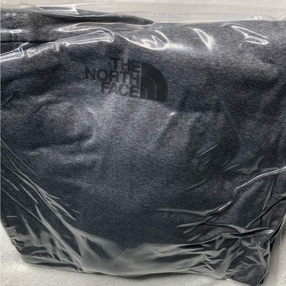 THE NORTH FACE Women's Fave Lite Comfort LFC Pullover Hoodie 
Size (Medium) - Picture 10 of 12